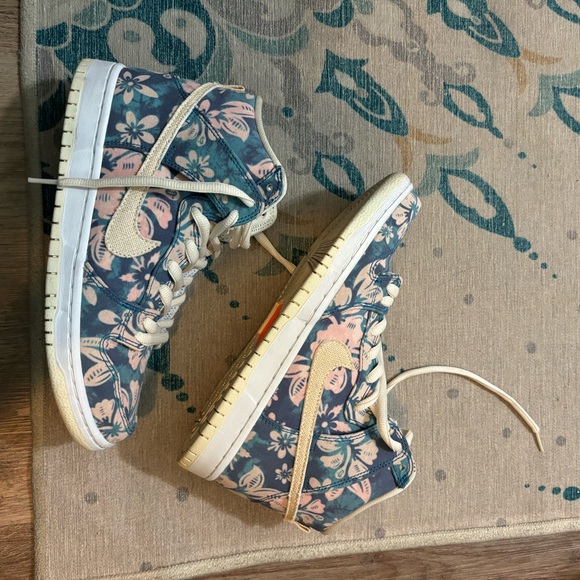 Nike Hawaiian Dunks - Picture 2 of 4